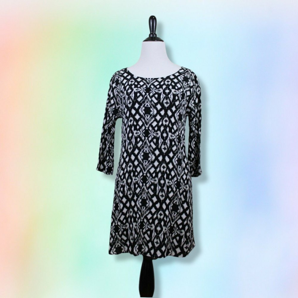 Lush shift dress Medium Black white geometric long sleeve open‎ back
